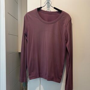 Lululemon swiftly relaxed long sleeve shirt. Note Size 6/8.